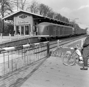 857305 Gezicht op het N.S.-station Ermelo te Ermelo, met een voorbijrijdende sneltrein, met achterop een ...